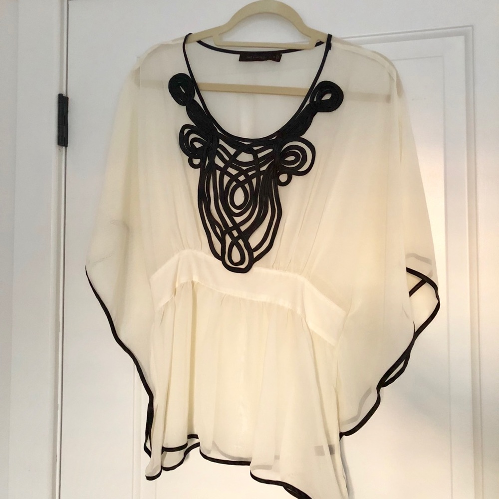 Limited flowy black and white top